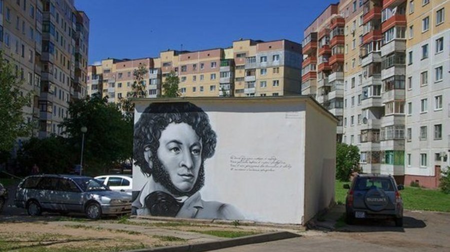 Стихи великих русских поэтов украсят рекламные щиты Петербурга