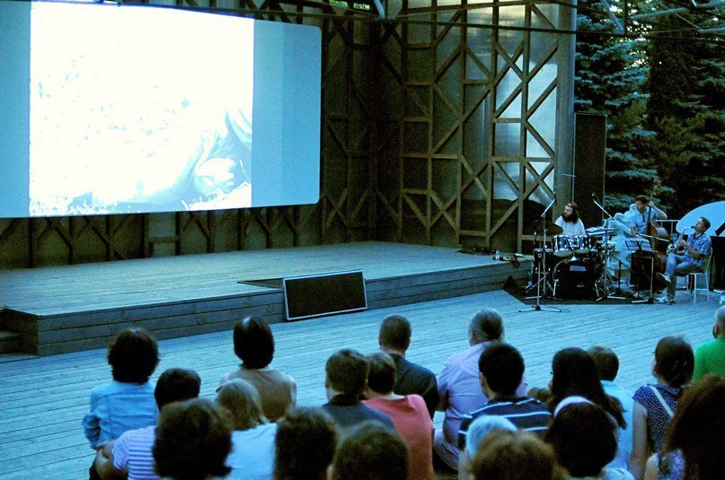 На Крымской набережной пройдут кинопоказы в сопровождении живой музыки