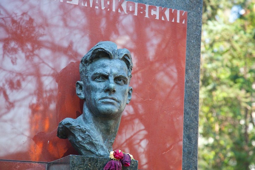 Могила поэта на Новодевичьем кладбище