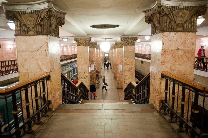 Знаменитости будут объявлять станции в московской подземке с 1 мая