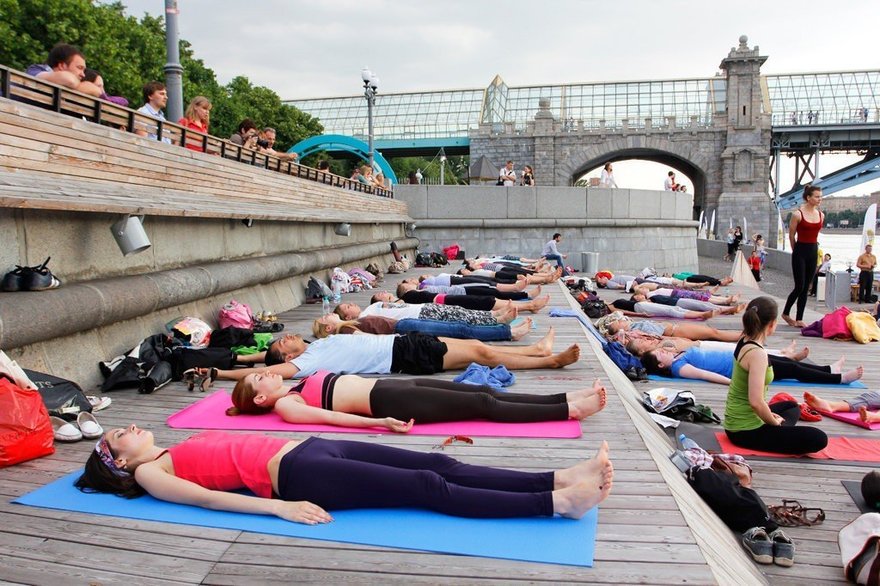 В городских парках всё лето будут бесплатно учить йоге