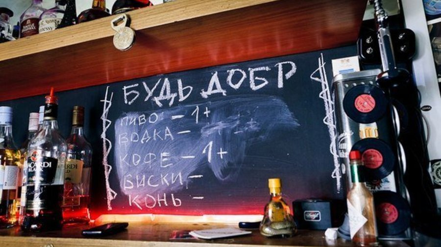 В клубе «Грибоедов» угощают «подвешенными» напитками