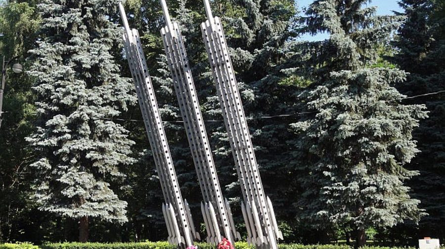 Мемориальный комплекс на площади Мужества в Измайловском парке