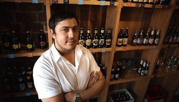 В Петербурге открылся пивной магазин с более чем 500 сортами отличного пива.