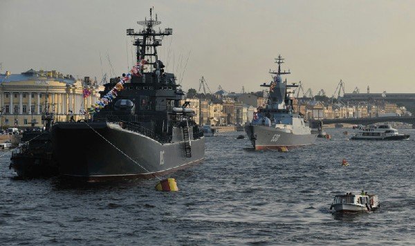 Сегодня ночью по Неве проплывут корабли ВМФ