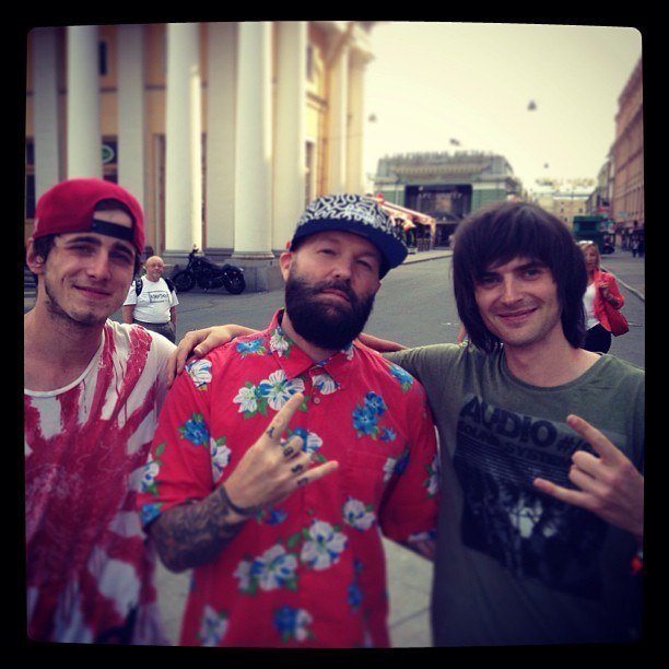 Уличные музыканты исполняли песню Limp Bizkit My way, а в это время рядом гулял Фред Дёрст (солист LB). Они даже не поняли, кто перед ними, пока не закончили.