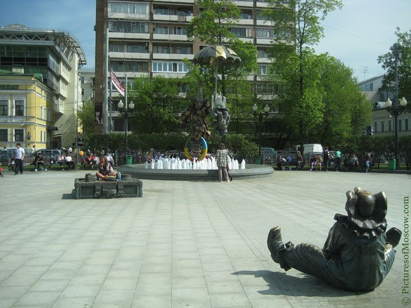 Сквер в центре бульвара