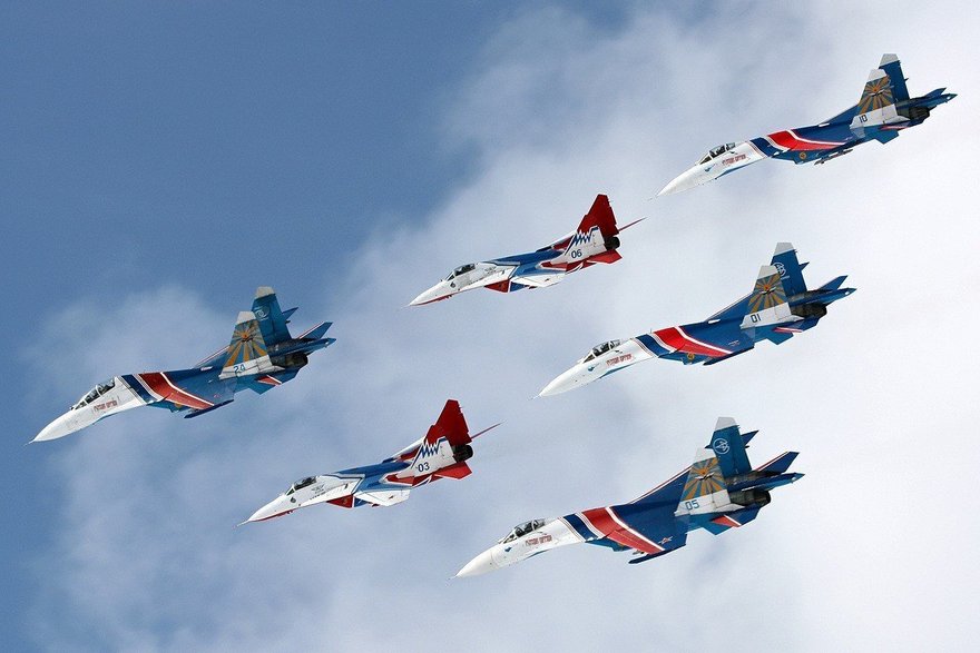 «Русские витязи» покажут фигуры высшего пилотажа в небе над городом