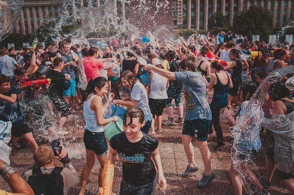 Грандиозная водная битва на Московской площади