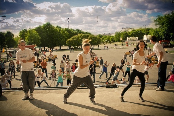 Финалисты популярного шоу «Танцы» проведут бесплатные мастер-классы в парках