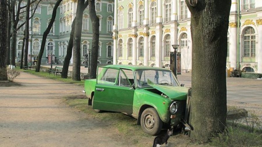 Выставка Франсиса Алиса «За речкой. Афганские проекты 2010 – 2014»