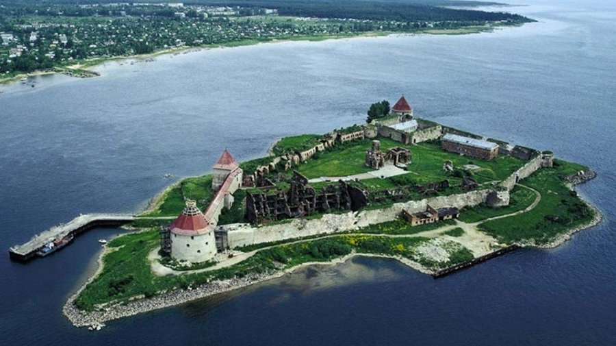 8 старинных замков и крепостей в Ленинградской области