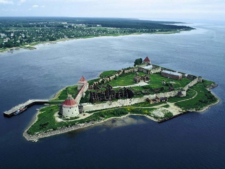 8 старинных замков и крепостей в Ленинградской области