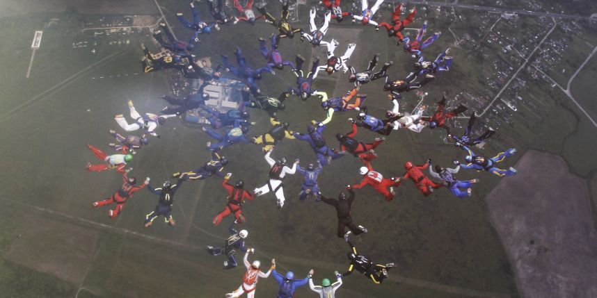 Петербургские парашютисты поставили рекорд, построив в небе «снежинку» из 50 человек