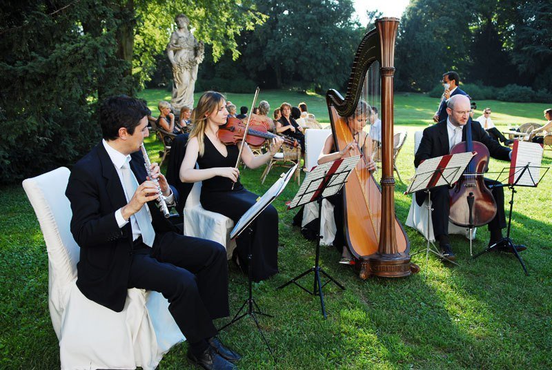 В петербургских садах и парках сыграют музыку из известных оперетт 