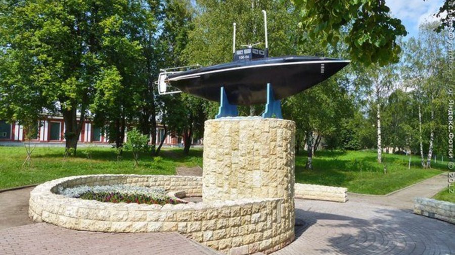 Памятник-макет первой русской субмарины. Подводная лодка С. К. Джевецкого