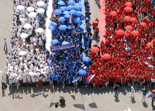 Сотни зонтов соберутся в один большой флаг России