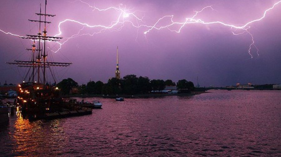 На Петербург надвигается гроза