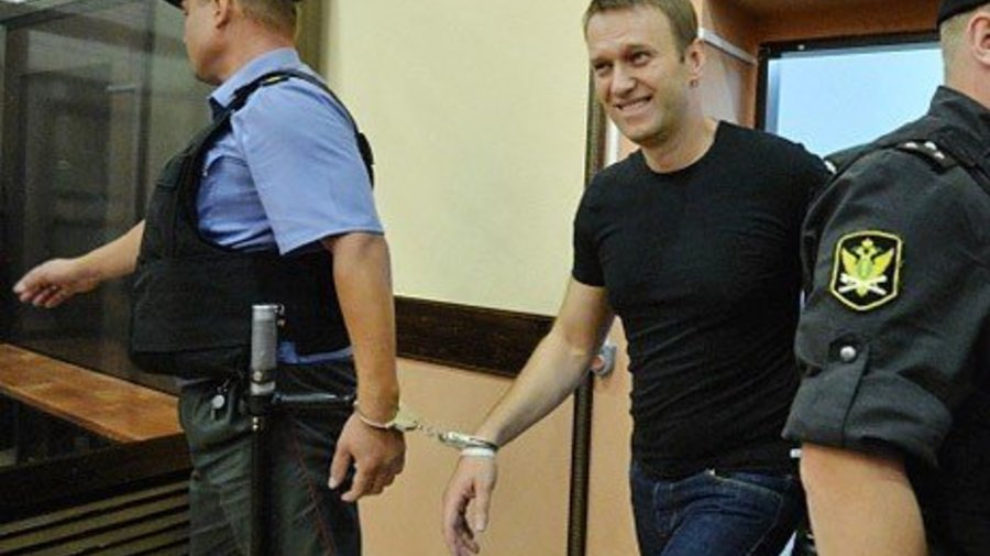 Алексея Навального и Петра Офицерова освободили из под стражи