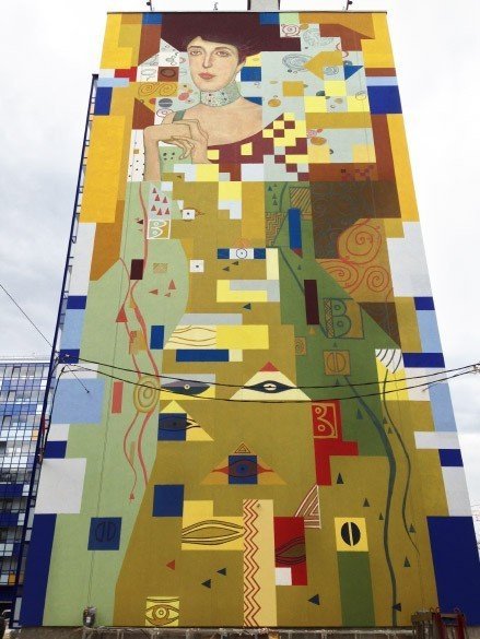 Картины художника Густава Климта украсили стены здания в Кудрово