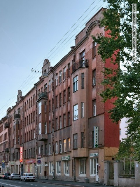 «Дом-стена»