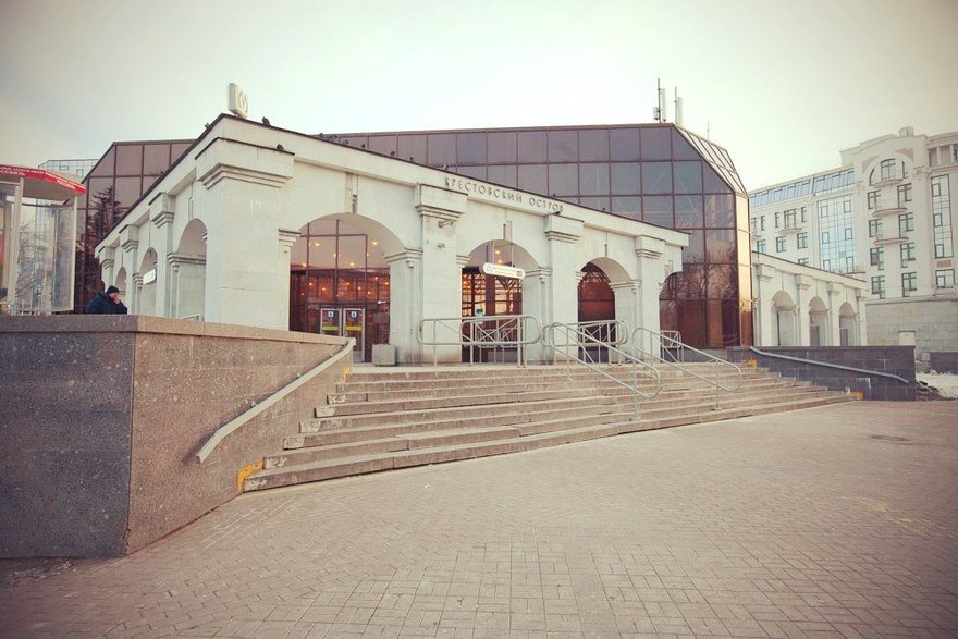 Спб ст. Станция метро Крестовский остров. Станция метро Крестовский остров Санкт-Петербург. Метро Крестовский остров вестибюль. Станция метро Крестовский остров СПБ.