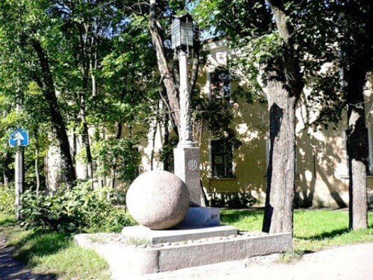 «Памятник фонарю»