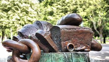 7 необычных памятников Ленинградской области