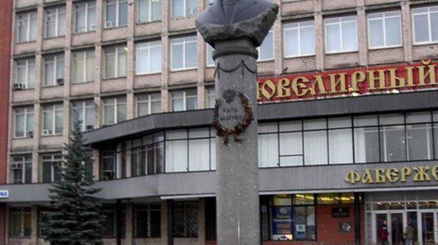Памятник Фаберже