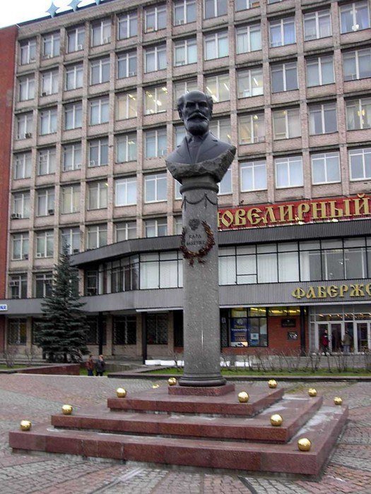 Памятник Фаберже