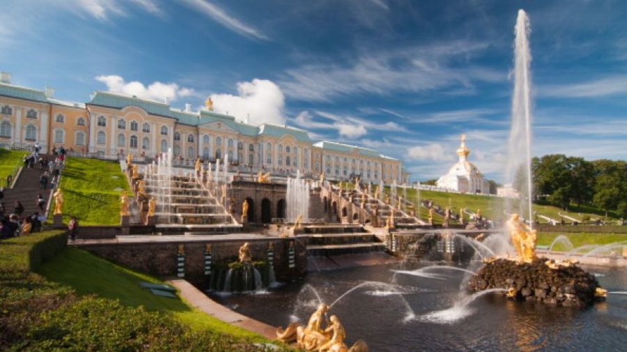 Церемония закрытия фонтанов в Петергофе