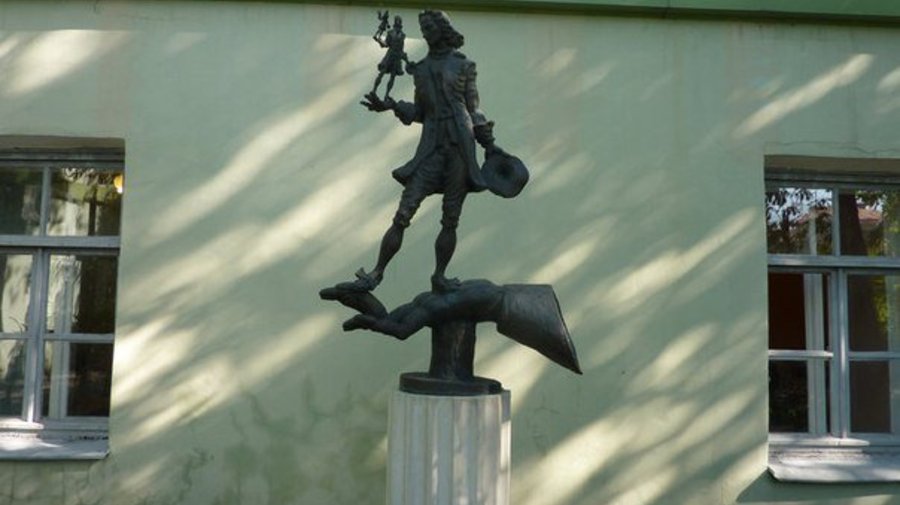 Памятник Гулливеру