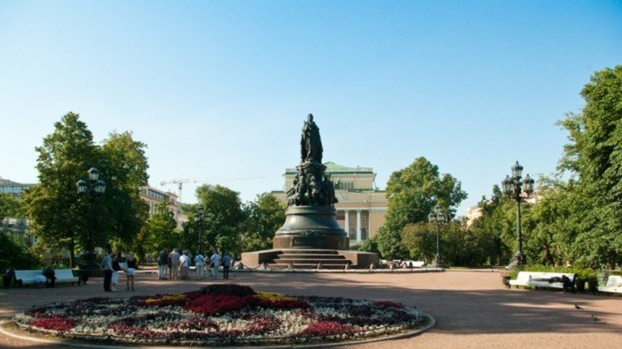 Памятник Екатерине II и Екатерининский сад