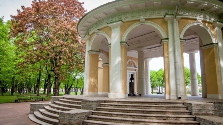 Михайловский замок, Михайловский сад и старинный дуб