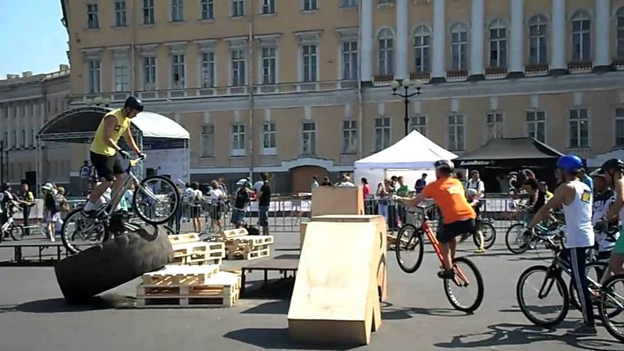 На Дворцовой площади проходит чемпионат России по велотриалу