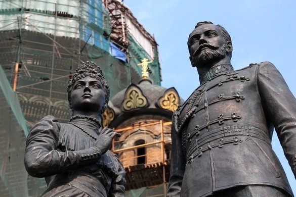 Памятник Николаю Второму и Александре Фёдоровне
