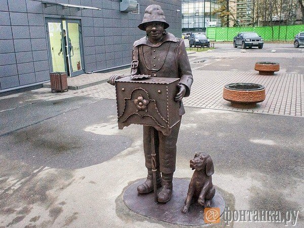 Памятник шарманщику с собачкой установили на Удельном рынке