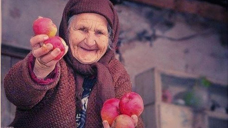 В городе стартовал флешмоб «Купи у бабушки»