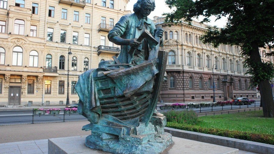 Памятник Петру I-плотнику