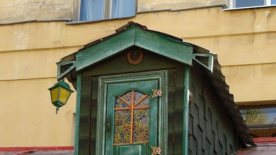 Двор с домом Карлсона
