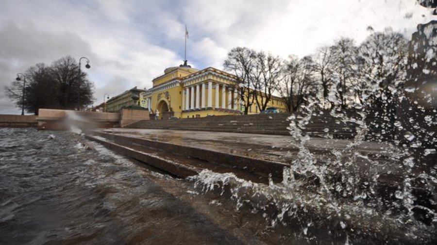 Сегодня Петербург продолжит штормить, а в Неве снова поднимется вода