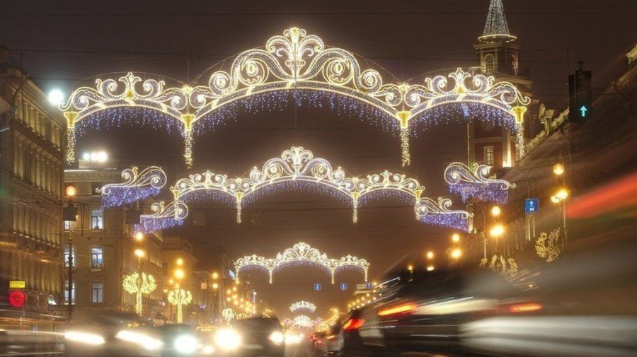 Фоторепортаж: новогодние огни засияли в центре Петербурга