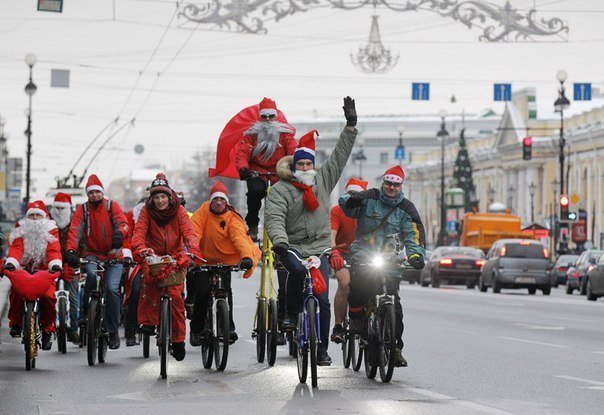 Праздничный велопарад Дедов Морозов и Снегурочек 