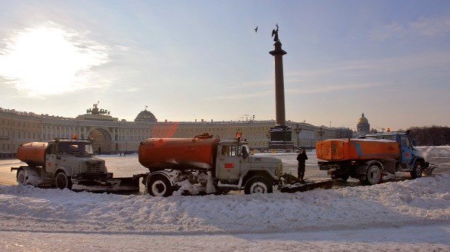 700 машин и 1000 дворников убирают Петербург от снега