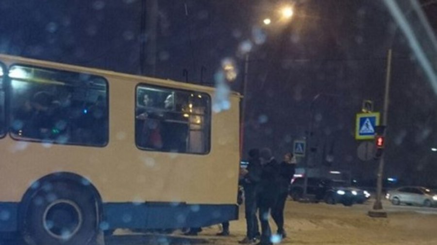 В Петербурге пассажиры толкали застрявший в снегу троллейбус