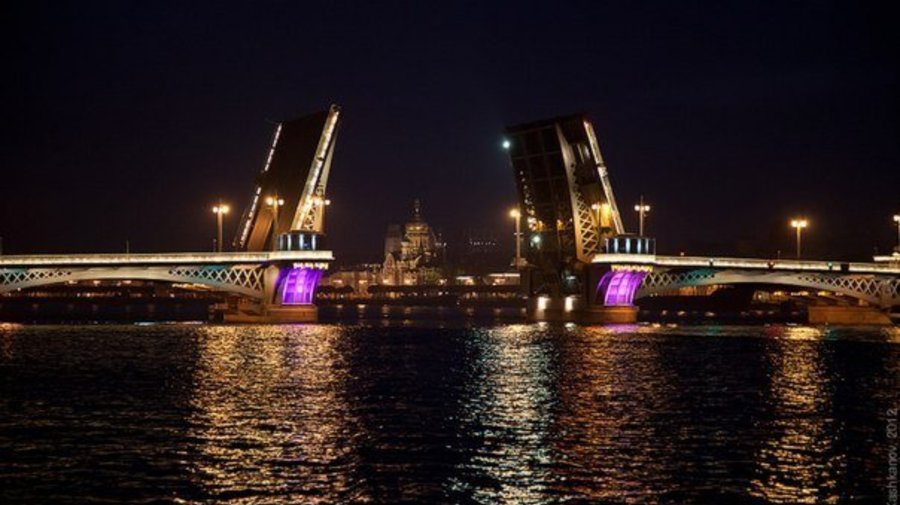 В Петербурге продолжают разводить мосты