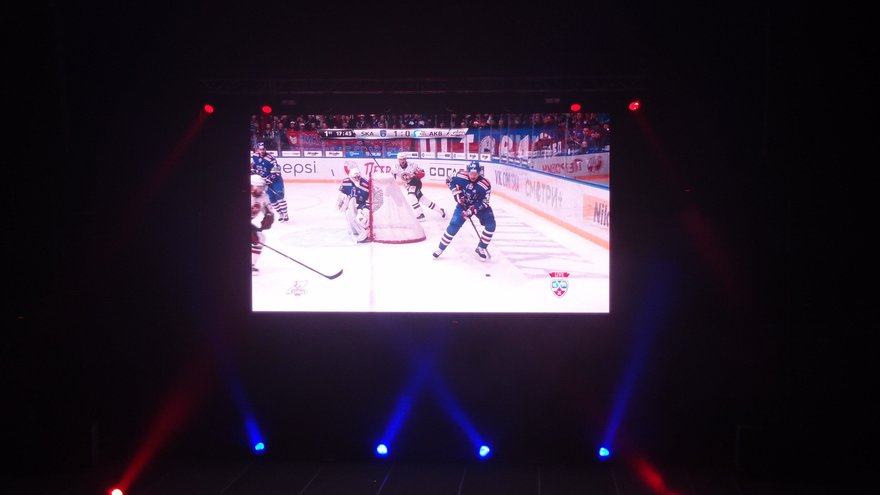 Санкт петербурга москва прямая трансляция. Хоккейный экран. Подвесной экран на хоккейной арене. Экран трансляций хоккей. Трансляция на большом экране хоккейного матча.