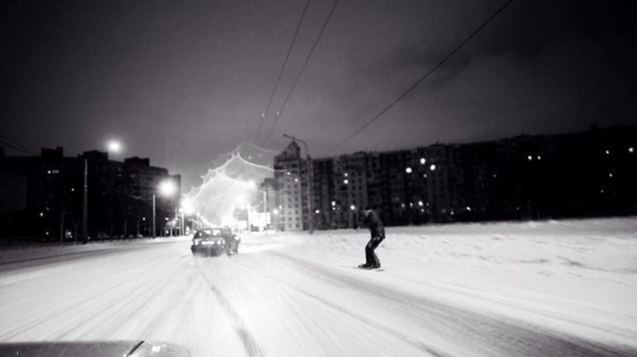 Ночью по улицам города катались сноубордисты