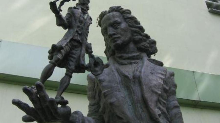  Памятник Гулливеру
