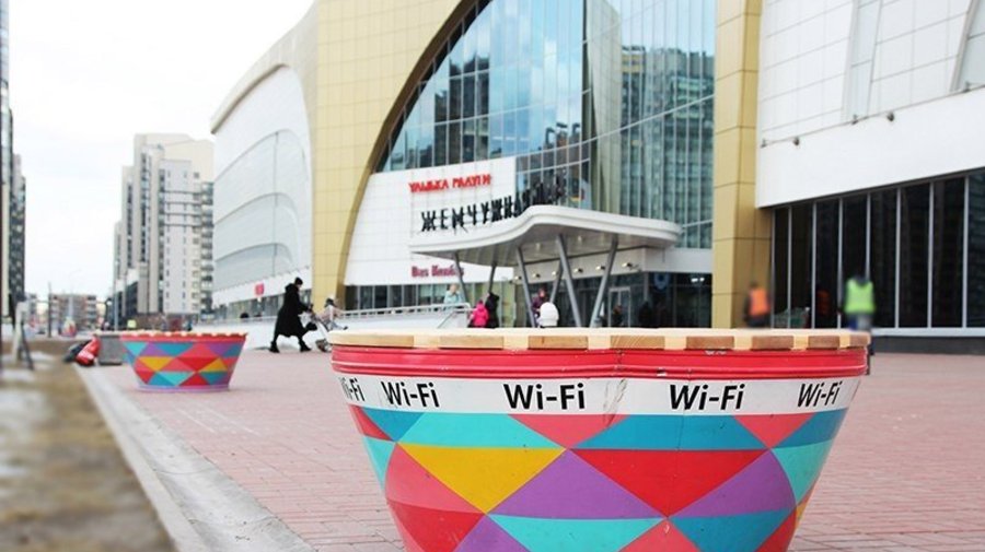 Скамейки с Wi-Fi появились на Петергофском шоссе